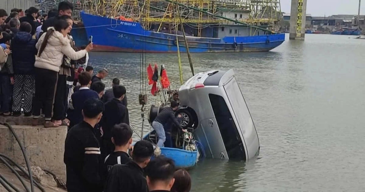 7-Sitzer-Auto rutschte in den Fluss, während es am Ufer geparkt war