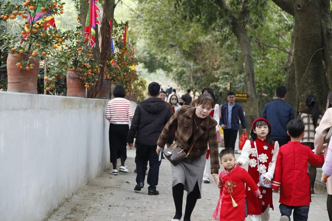 People flock to the pagoda with the largest tower garden in Vietnam on the first day of the year photo 1