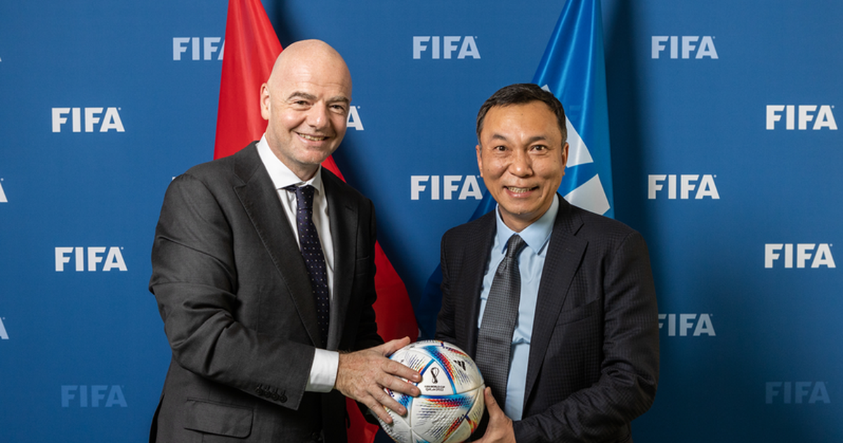 Le Président et le Secrétaire Général de la FIFA félicitent le Président de la VFF, Tran Quoc Tuan, à l'occasion de la nouvelle année