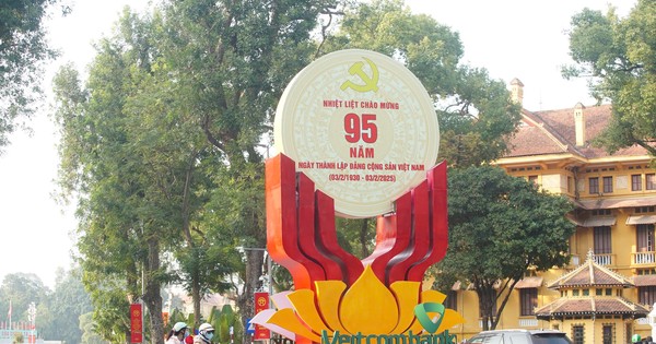 Las calles de Hanoi están decoradas con colores brillantes para celebrar el día de la fundación del Partido.