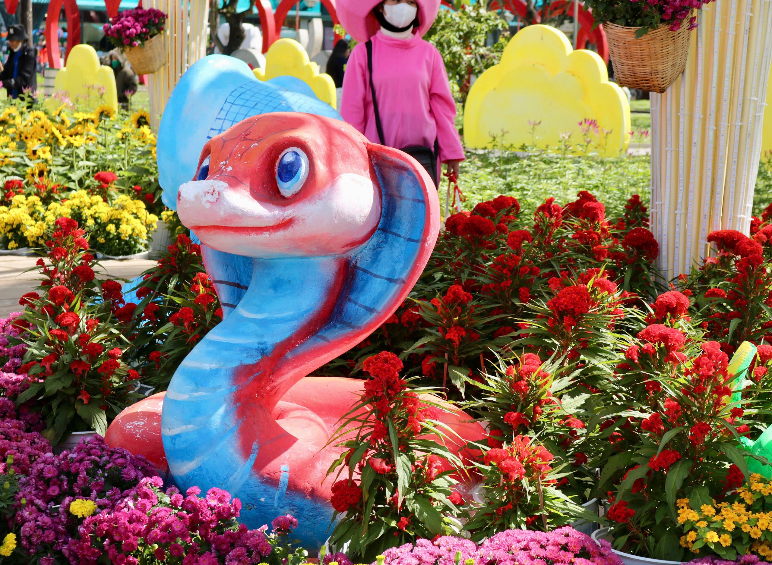 On the third day of Tet, many people braved the sun to check-in with the brilliant golden snake mascot.