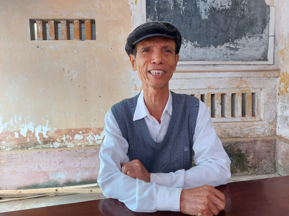 Herr Kieu Cao Quy erzählt von der Tradition des getrockneten Tees in der Gemeinde Dai Dong. Foto: Cong Phuong.