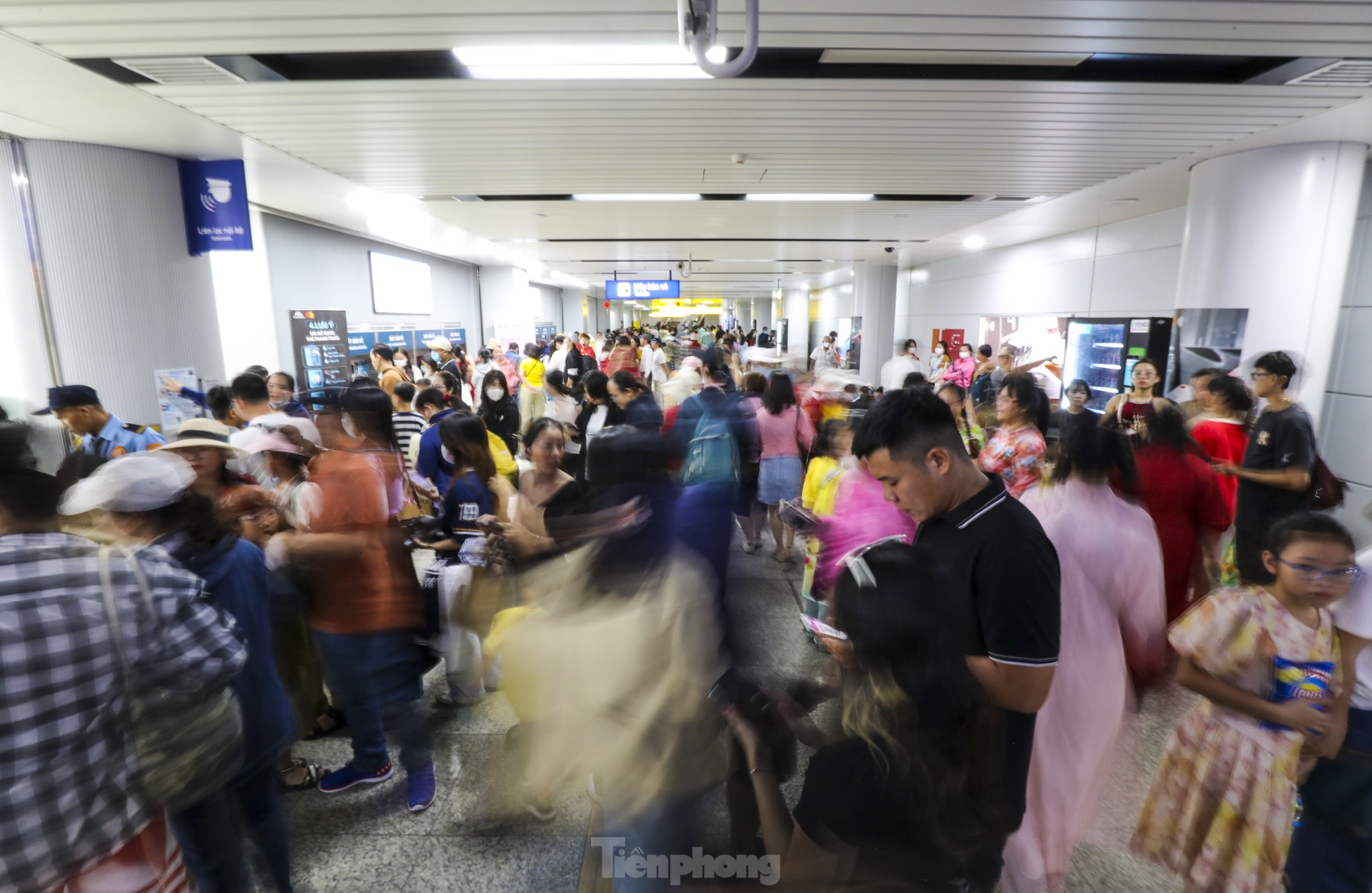 旧正月の3日目、ホーチミン市地下鉄に乗るために何時間も待った「人の海」写真8
