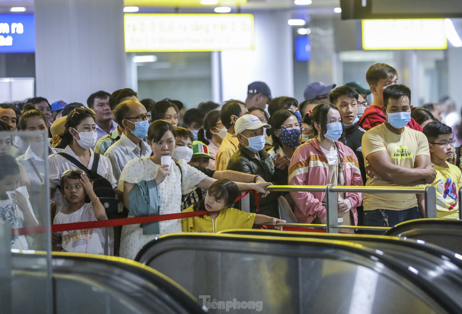 旧正月の3日目、ホーチミン市地下鉄に乗るために何時間も待った「人の海」写真11