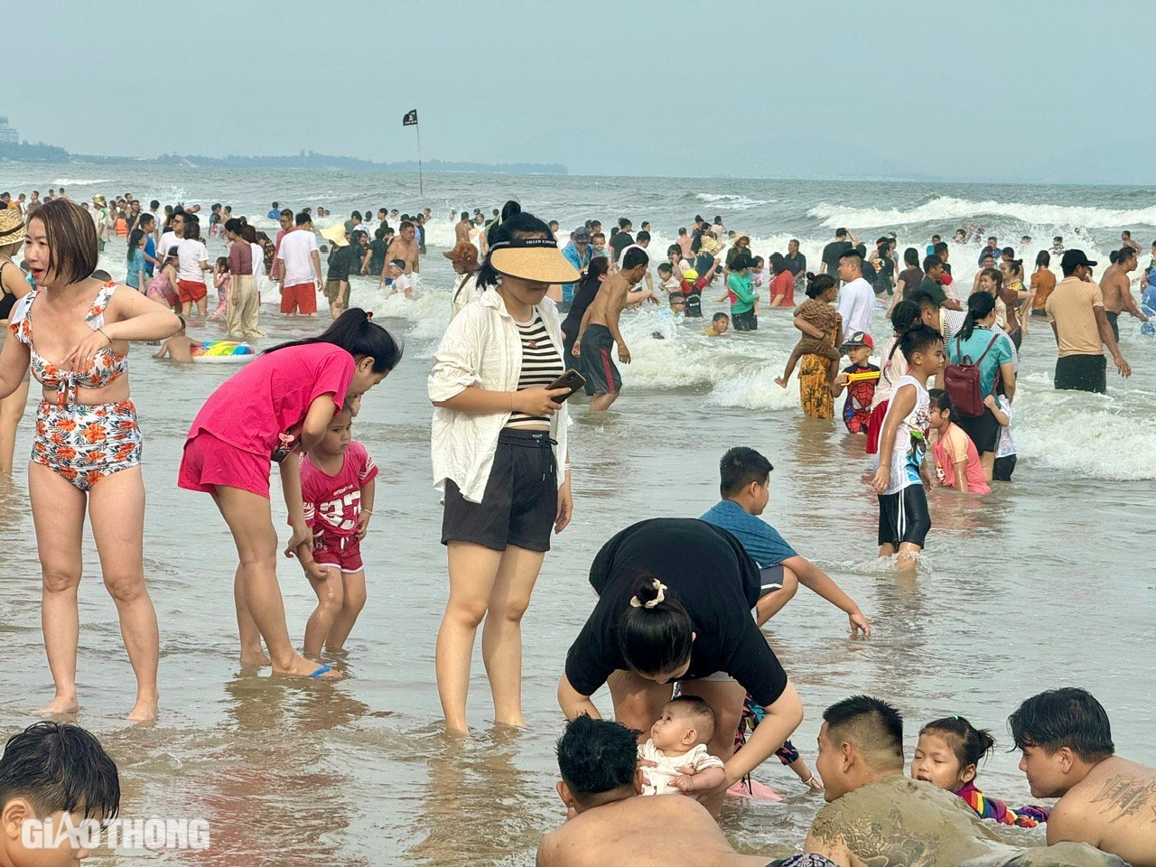 Phố biển Vũng Tàu đông nghẹt du khách ngày mùng 3 Tết- Ảnh 5.