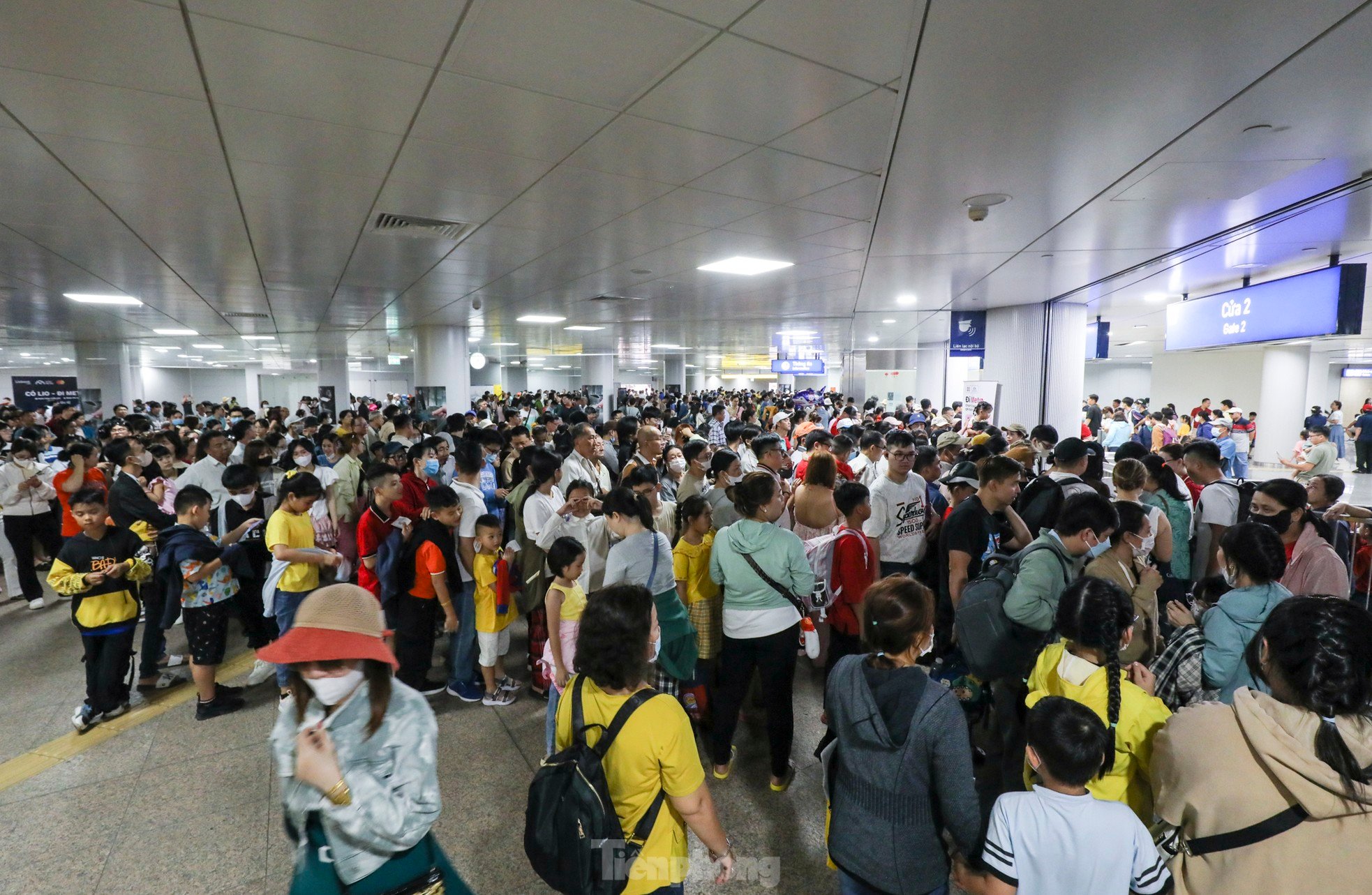 旧正月の3日目、ホーチミン市地下鉄に乗るために何時間も待った「人の海」写真2