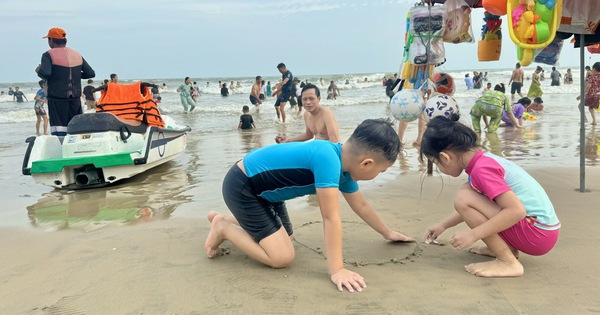 Vung Tau beach town crowded with tourists on the 3rd day of Tet