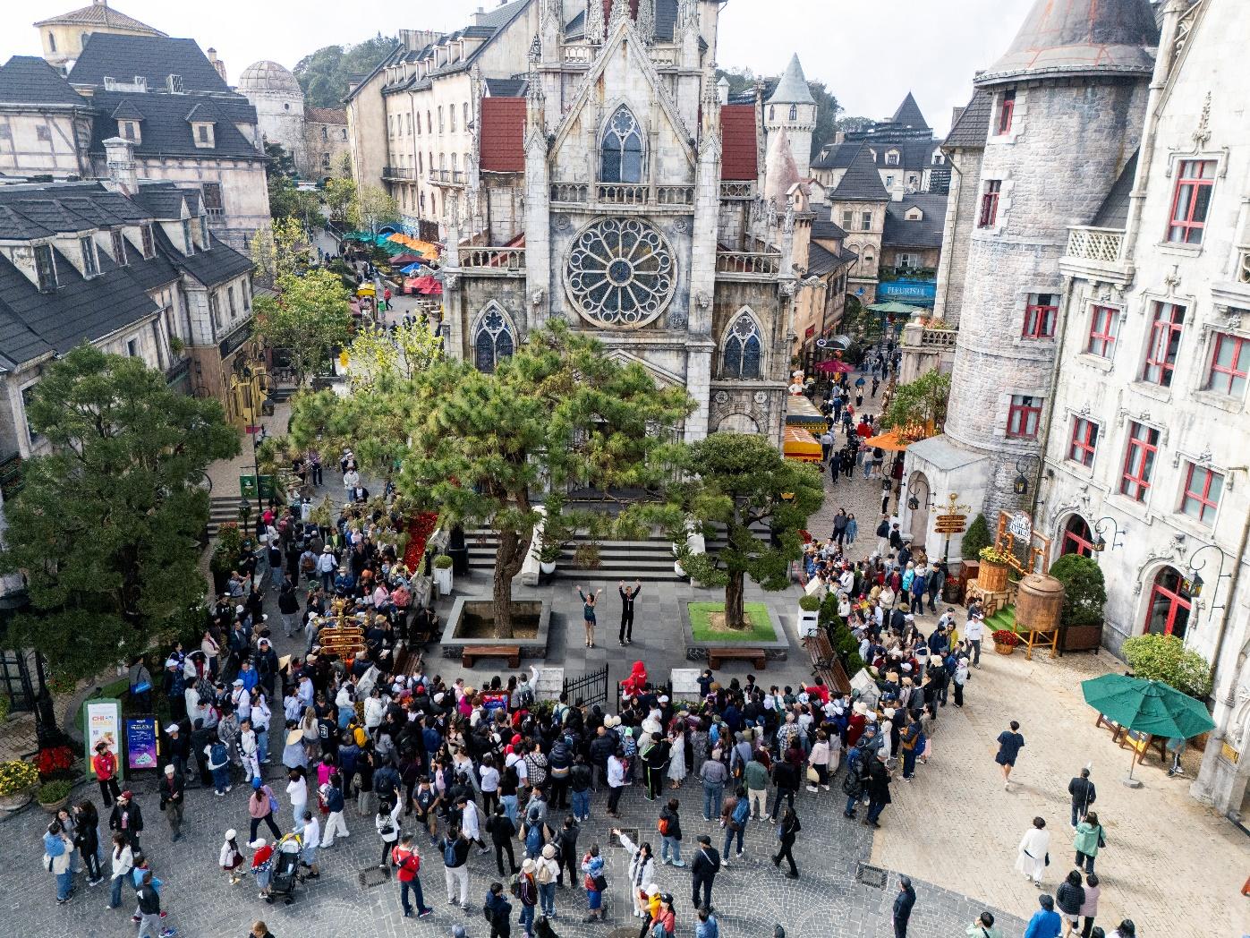 Des milliers de touristes viennent à Sun World Ba Na Hills pour un voyage de printemps au début de 2025 - Photo 12.