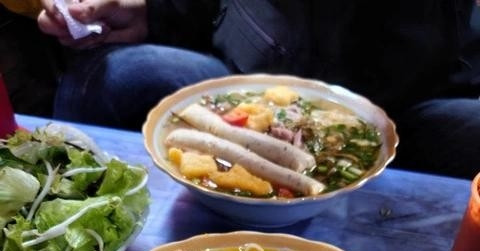 Suspending the operation of a vermicelli shop in Hanoi that sells 3 bowls of vermicelli for 1.2 million VND on Tet holiday