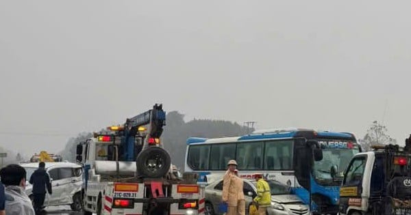 Chain accident between 3 cars on the highway, traffic jam