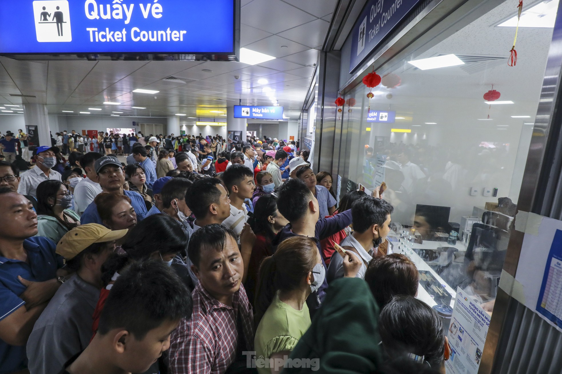 旧正月の3日目、ホーチミン市地下鉄に乗るために何時間も待った「人の海」写真6
