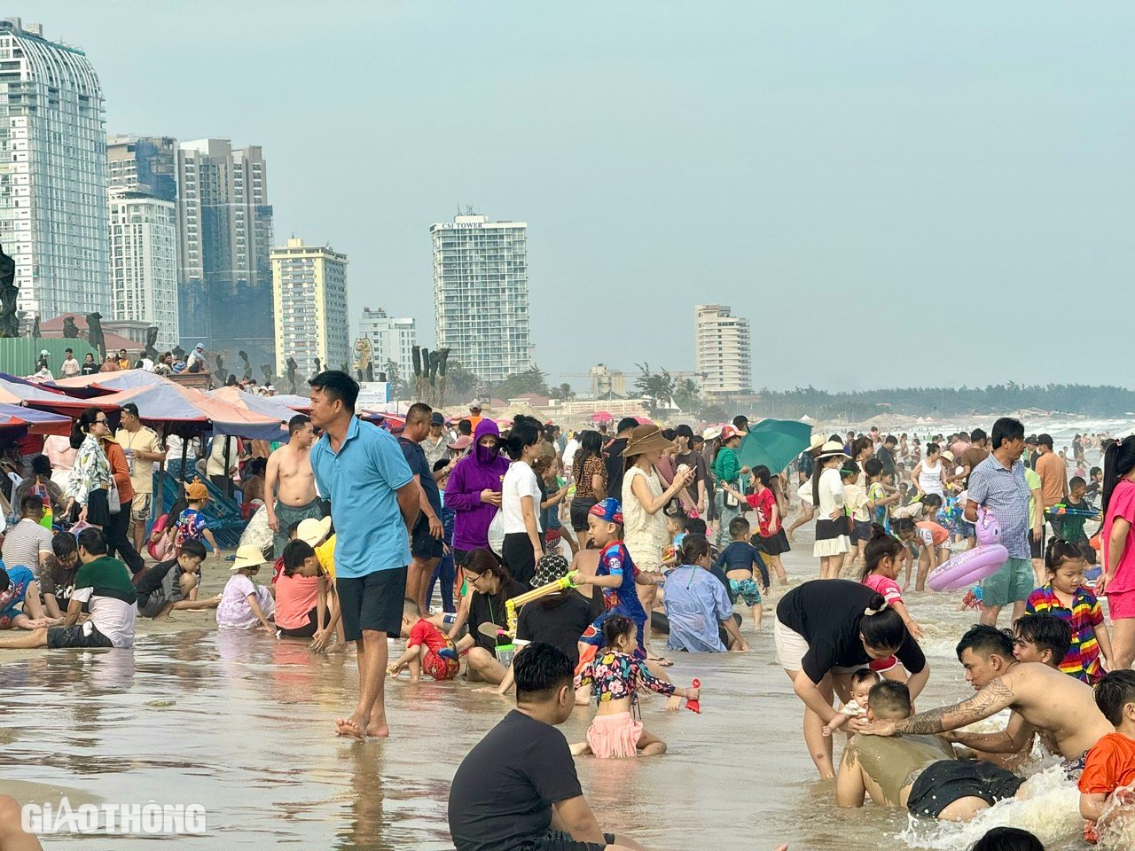 Phố biển Vũng Tàu đông nghẹt du khách ngày mùng 3 Tết- Ảnh 2.