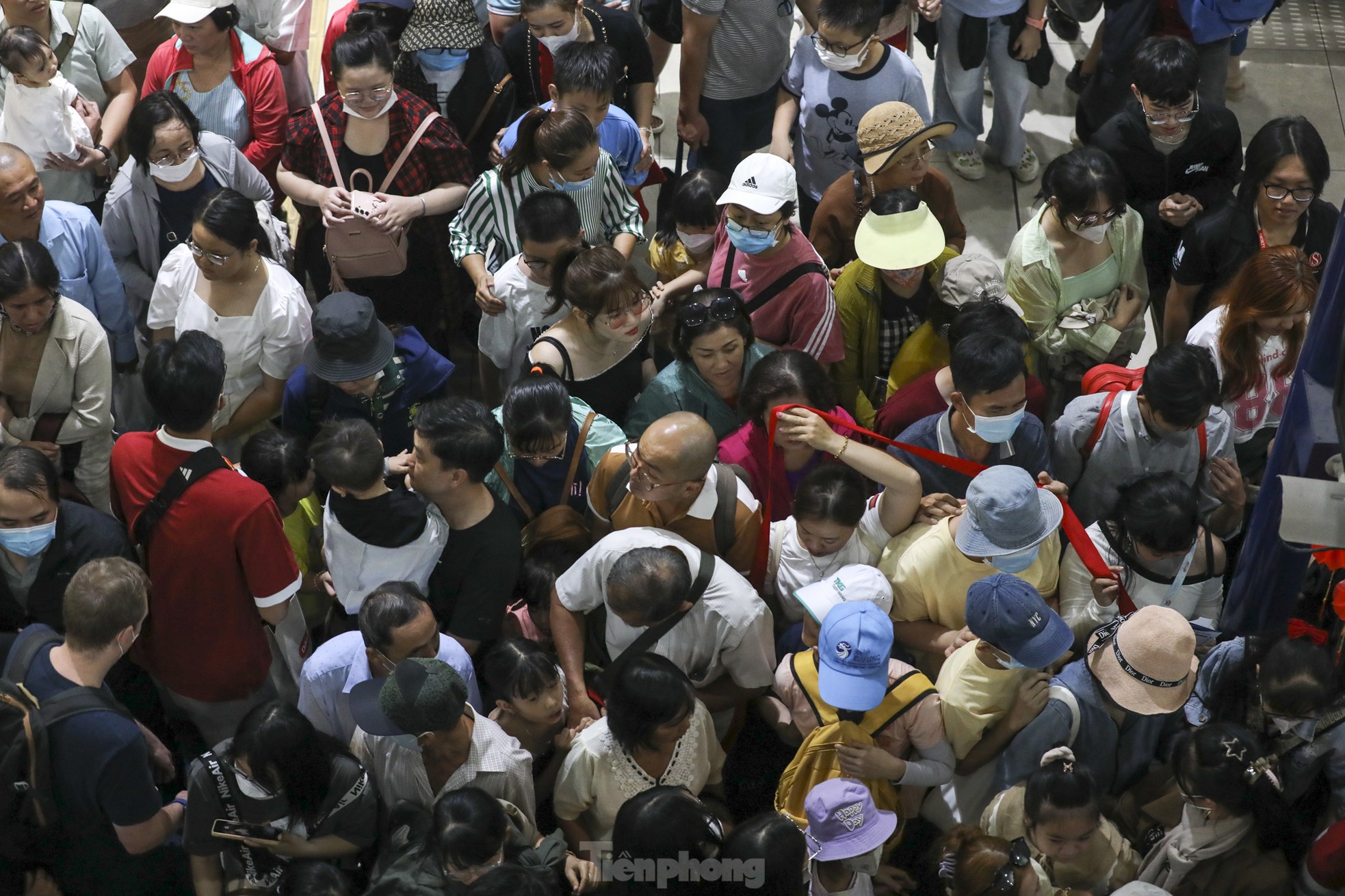 旧正月の3日目、ホーチミン市地下鉄に乗るために何時間も待った「人の海」写真9