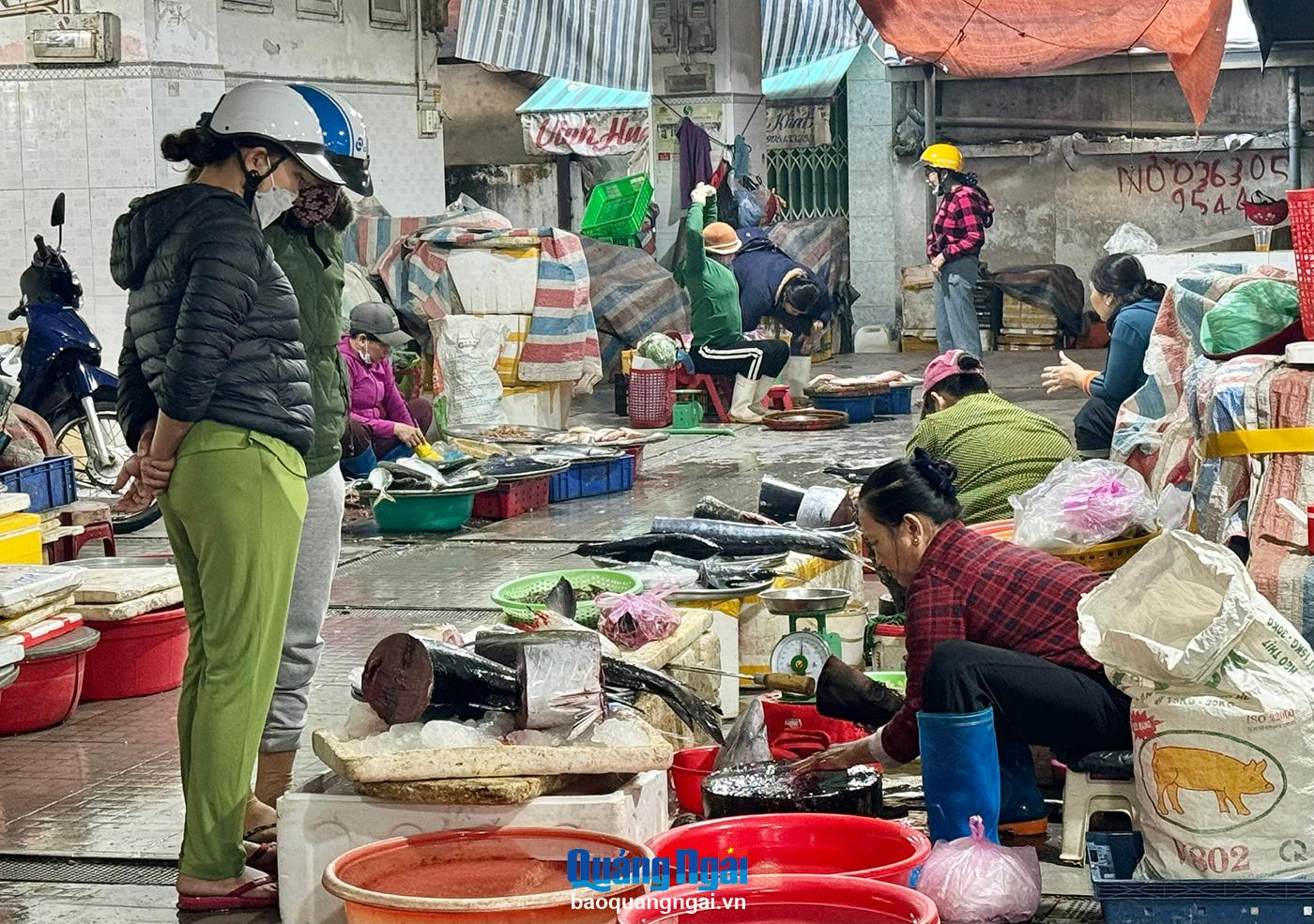 Mặt hàng tươi sống, hải sản cũng đã mở bán.