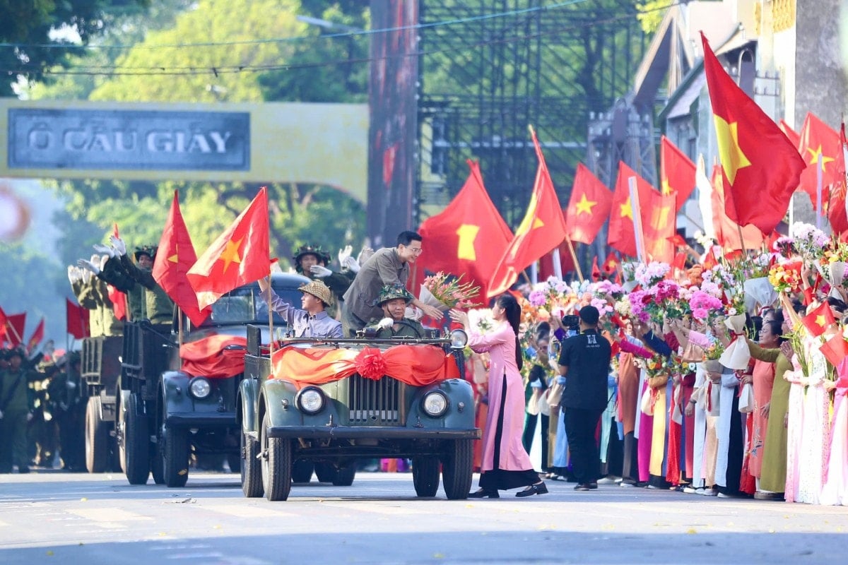 Recreación de la escena de la gente dando la bienvenida al ejército victorioso en el 70º aniversario de la liberación de Hanoi.