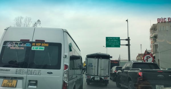 Cars lined up waiting to get on the highway in the first days of the year