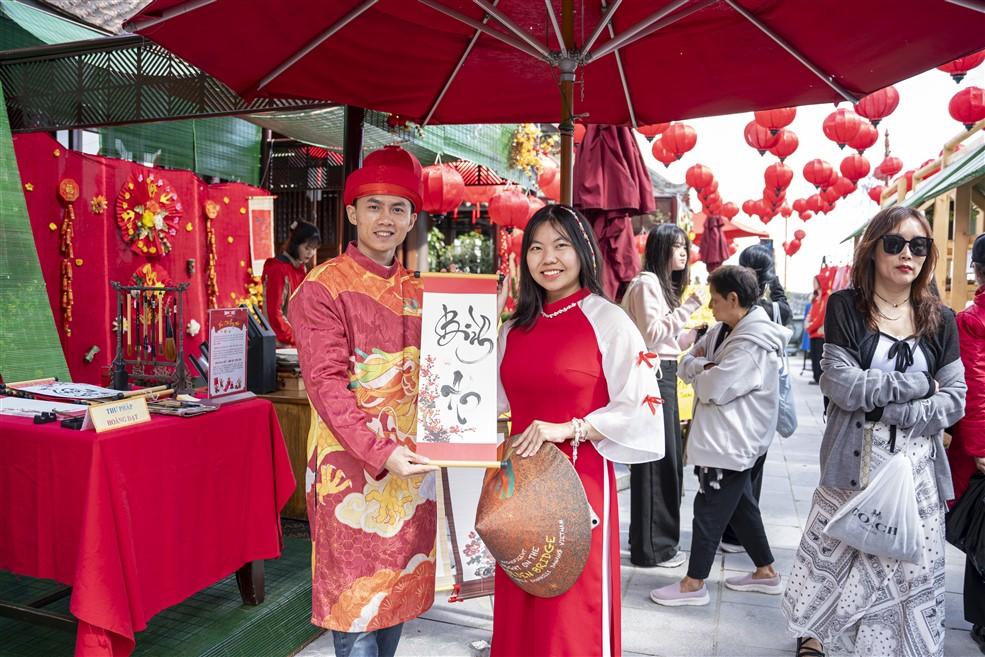 Des milliers de touristes viennent à Sun World Ba Na Hills pour un voyage de printemps au début de 2025 - Photo 7.