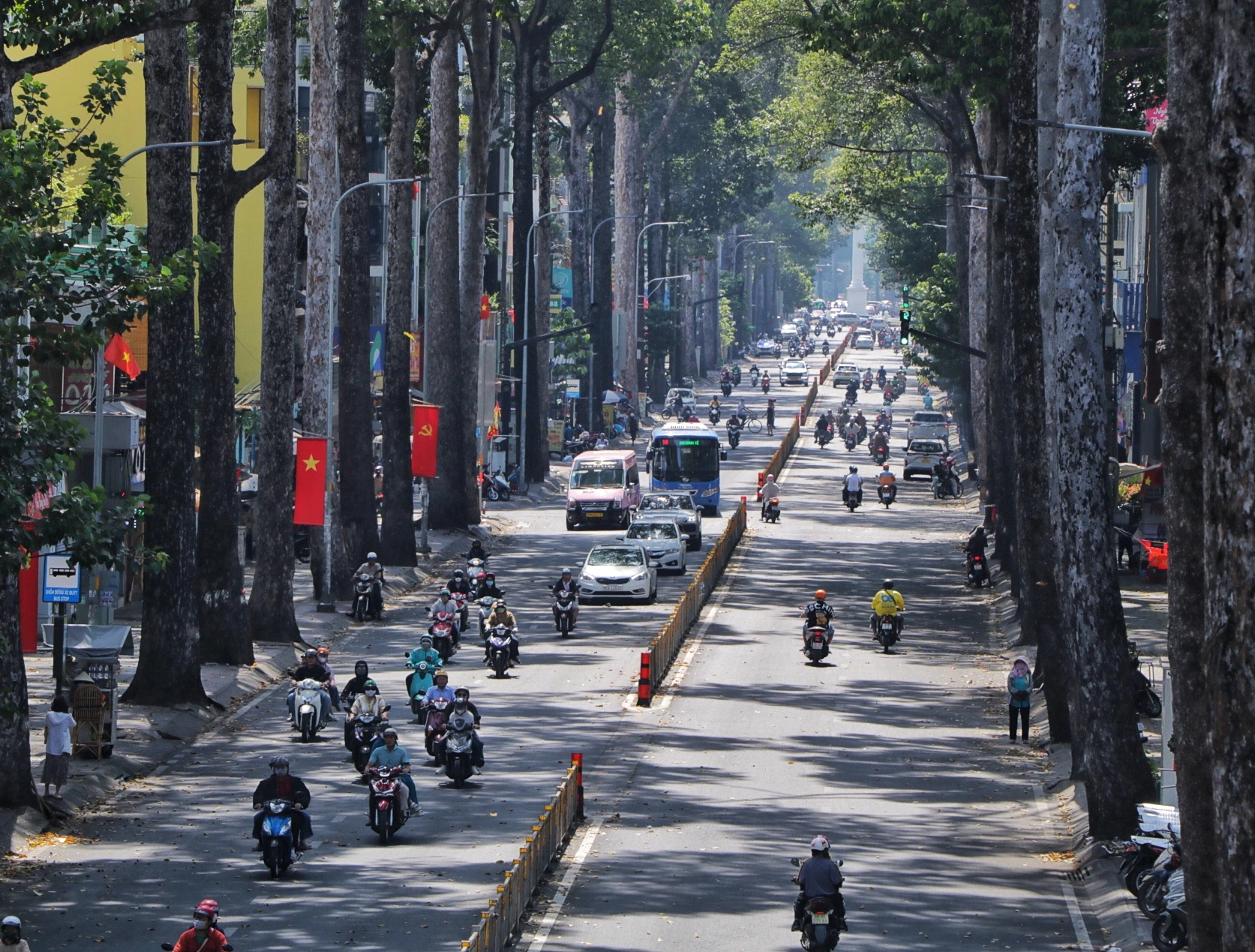 3rd day of Tet: Ho Chi Minh City streets begin to bustle, shops reopen