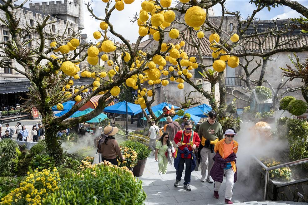 นักท่องเที่ยวนับพันเดินทางมายัง Sun World Ba Na Hills เพื่อท่องเที่ยวในฤดูใบไม้ผลิในช่วงต้นปี 2025 - ภาพที่ 5