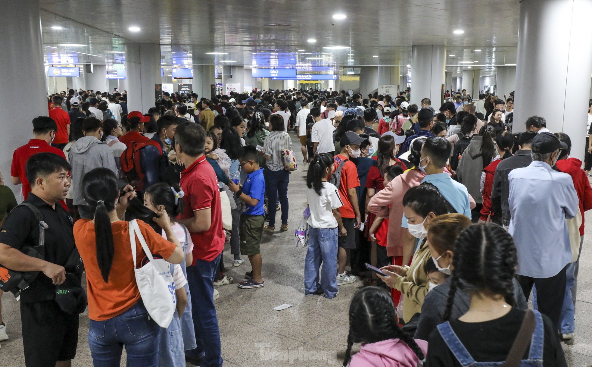 旧正月の3日目、ホーチミン市地下鉄に乗るために何時間も待った「人の海」写真7