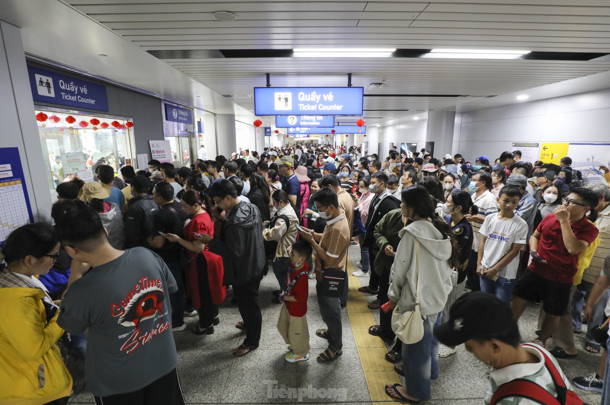 旧正月の3日目、ホーチミン市地下鉄に乗るために何時間も待った「人の海」写真1