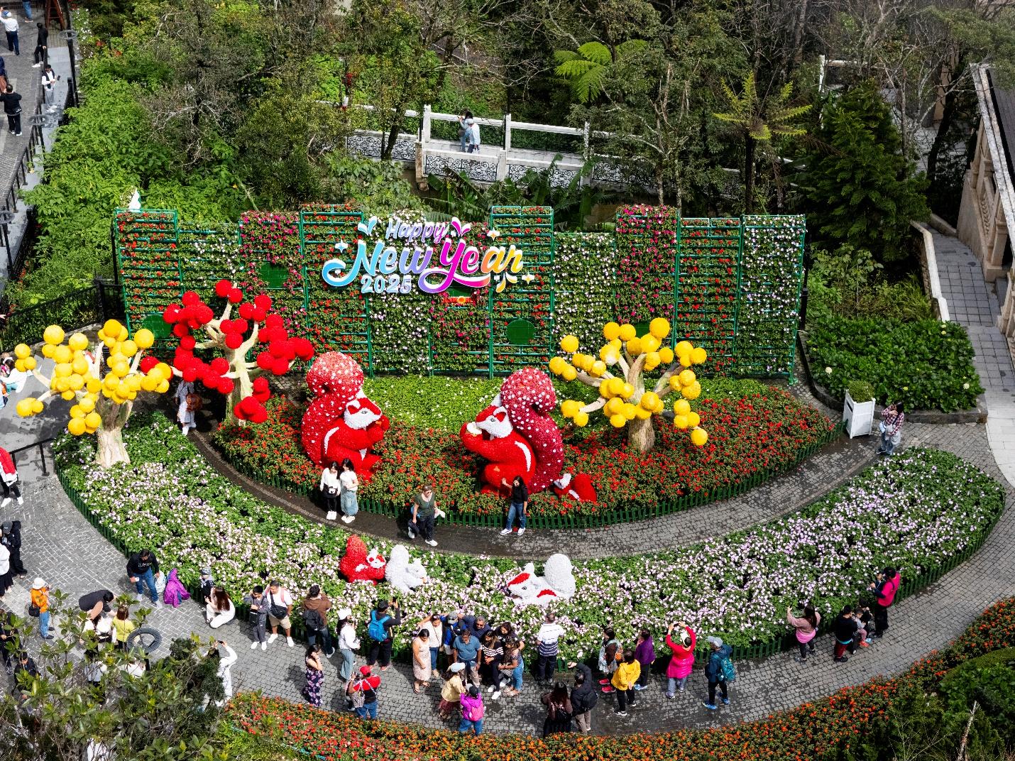 นักท่องเที่ยวนับพันเดินทางมายัง Sun World Ba Na Hills เพื่อท่องเที่ยวในฤดูใบไม้ผลิในช่วงต้นปี 2025 - ภาพที่ 6