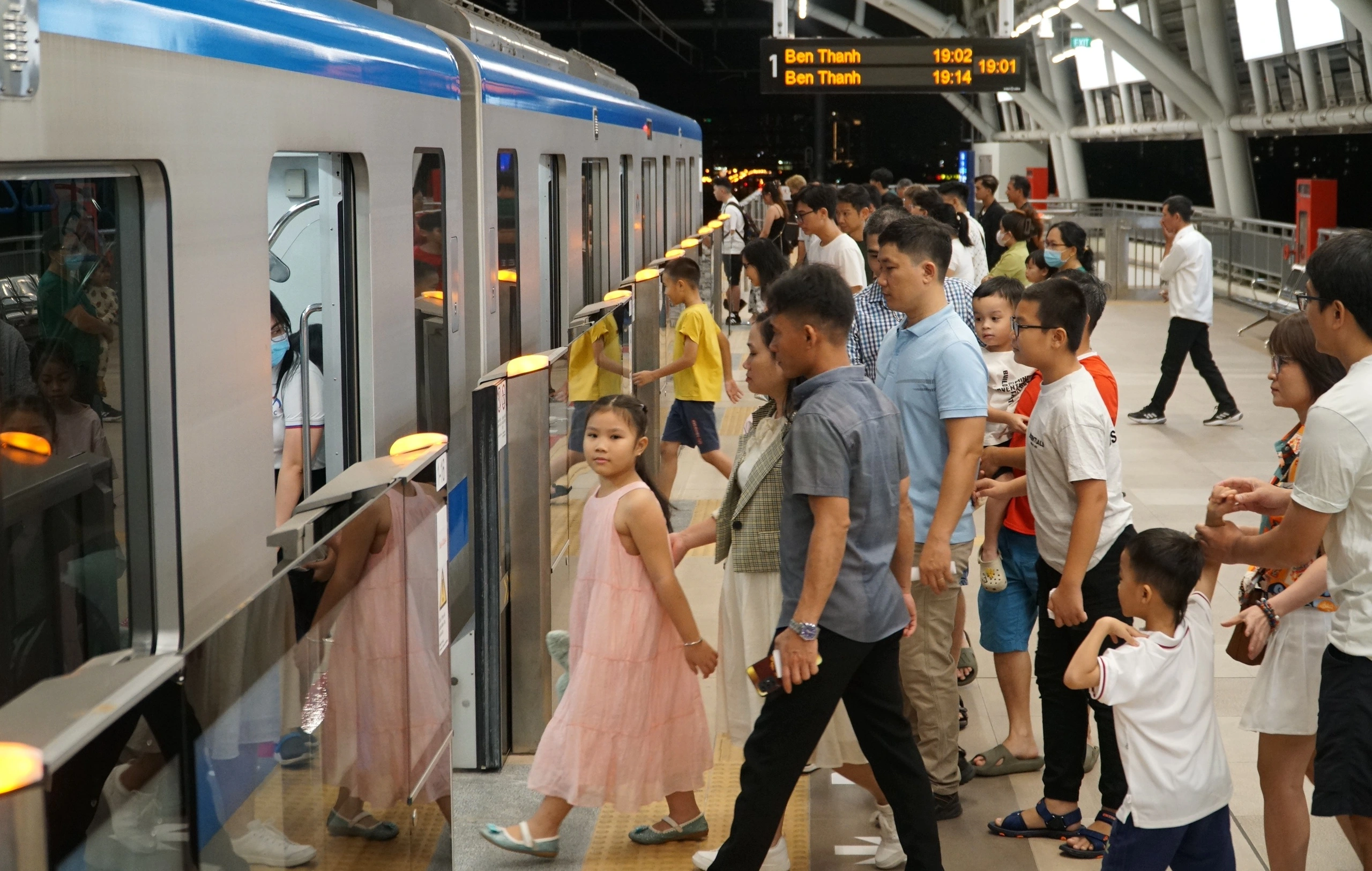 Mùa tết đầu tiên TP.HCM có metro, tăng chuyến liên tục vẫn không xuể