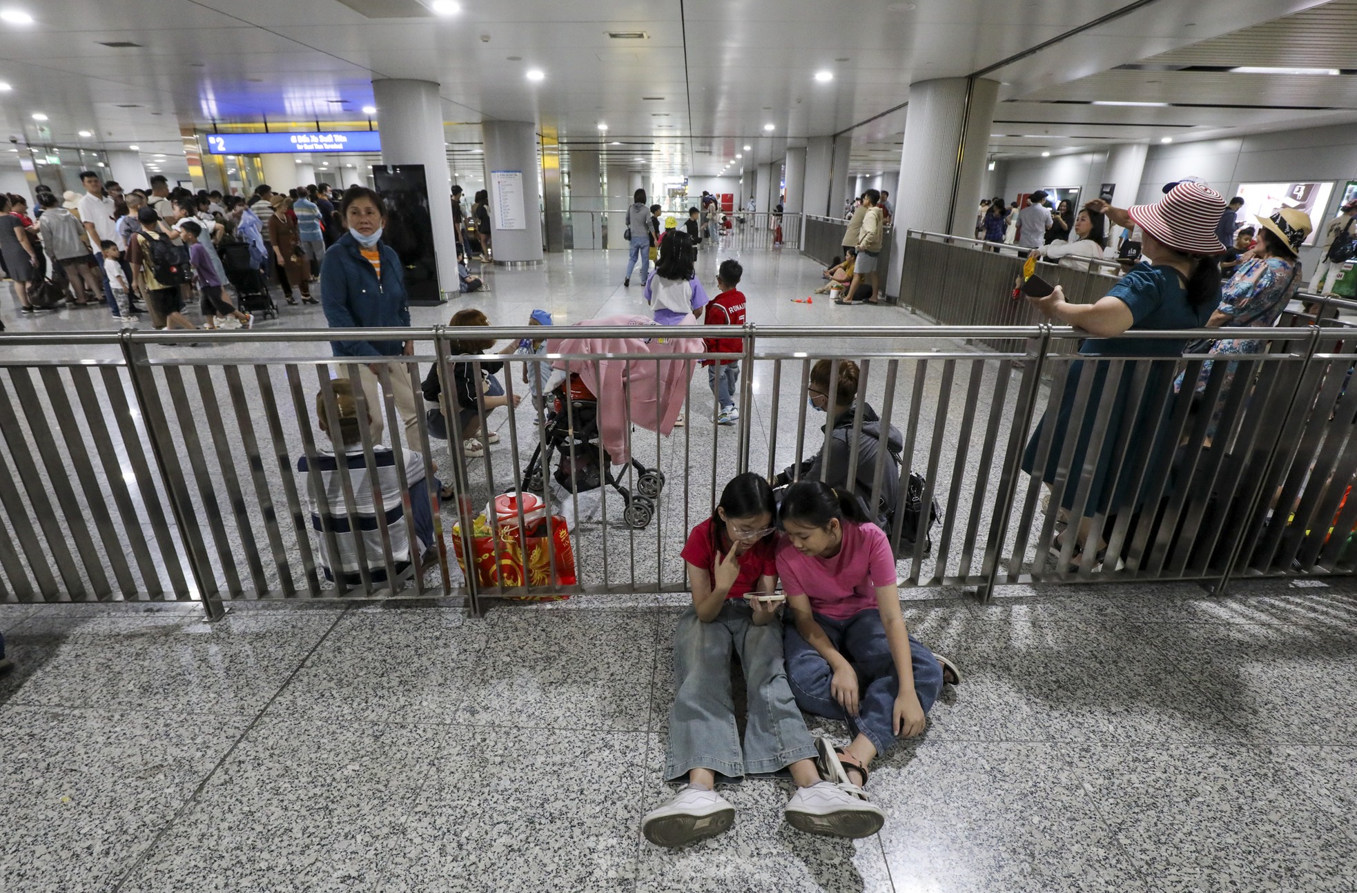 旧正月の3日目、ホーチミン市地下鉄に乗るために何時間も待った「人の海」写真3