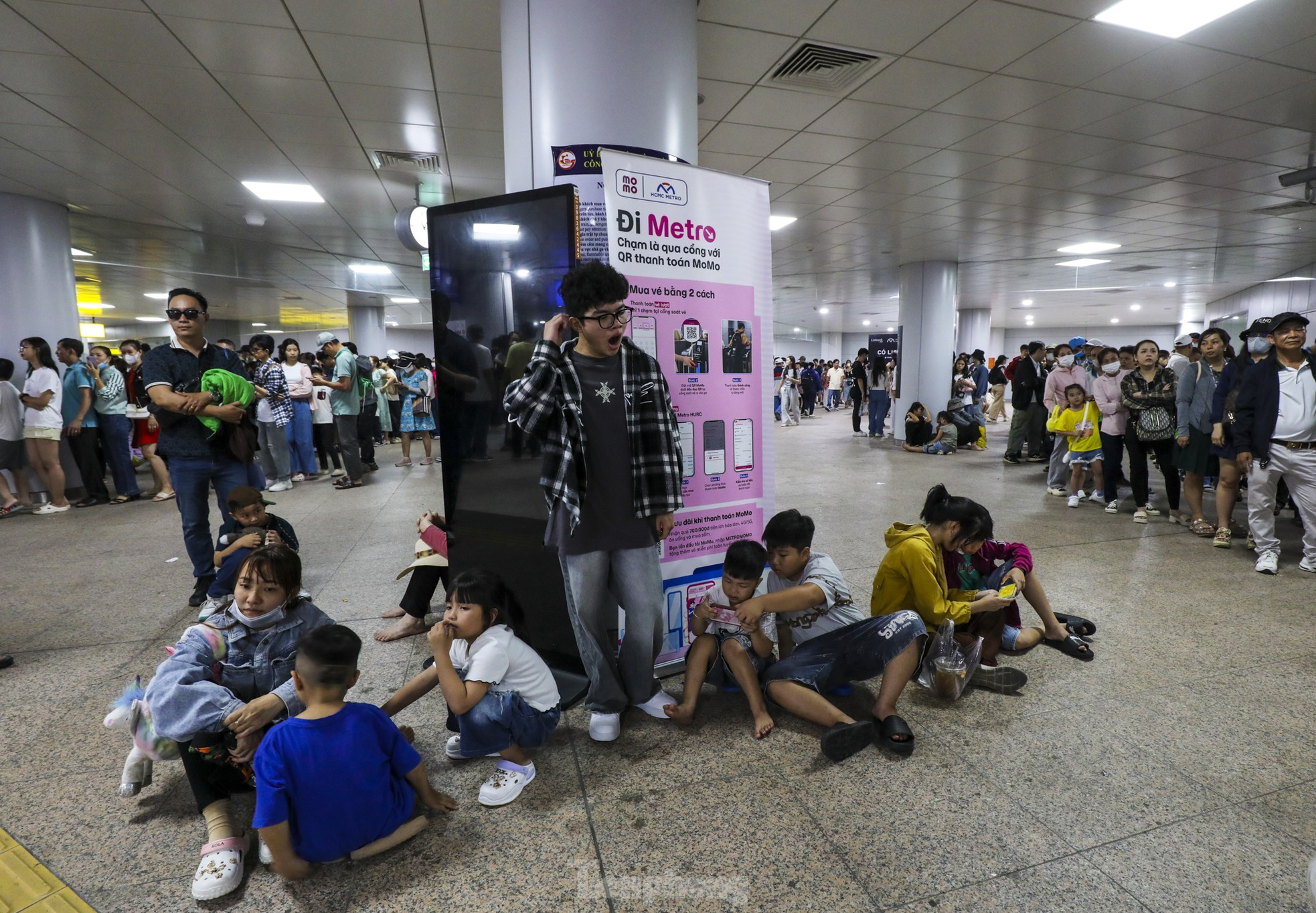旧正月の3日目、ホーチミン市地下鉄に乗るために何時間も待った「人の海」写真5