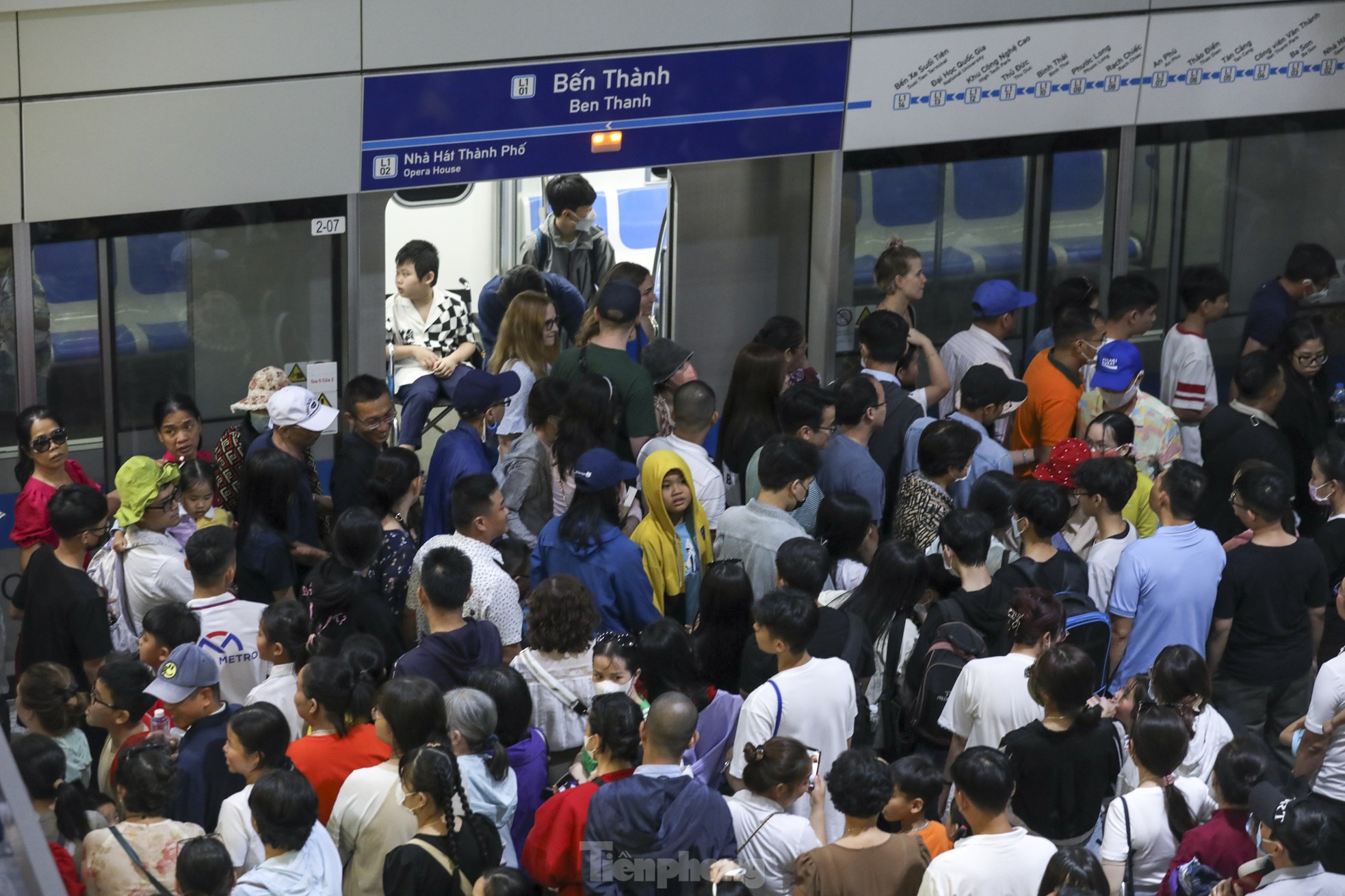 旧正月の3日目、ホーチミン市地下鉄に乗るために何時間も待った「人の海」写真10