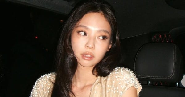 Jennie (BlackPink) wears a daring slit dress