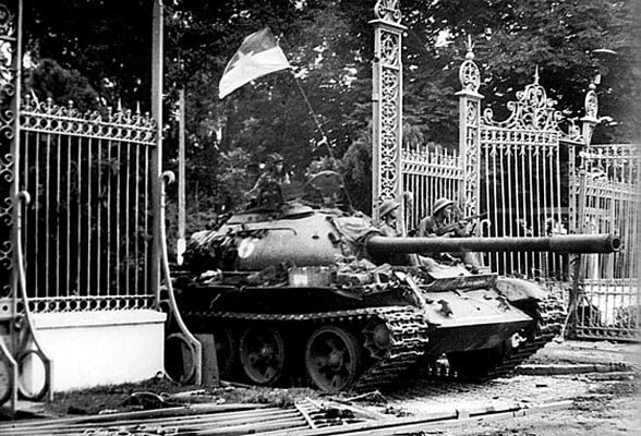 Los tanques del Ejército Popular de Vietnam ingresan al Palacio de la Independencia el 30 de abril de 1975.