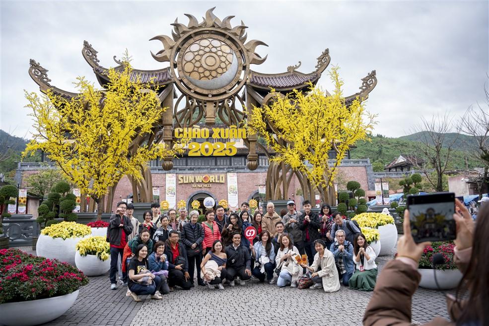 นักท่องเที่ยวนับพันเดินทางมายัง Sun World Ba Na Hills เพื่อท่องเที่ยวในฤดูใบไม้ผลิในช่วงต้นปี 2025 - ภาพที่ 1