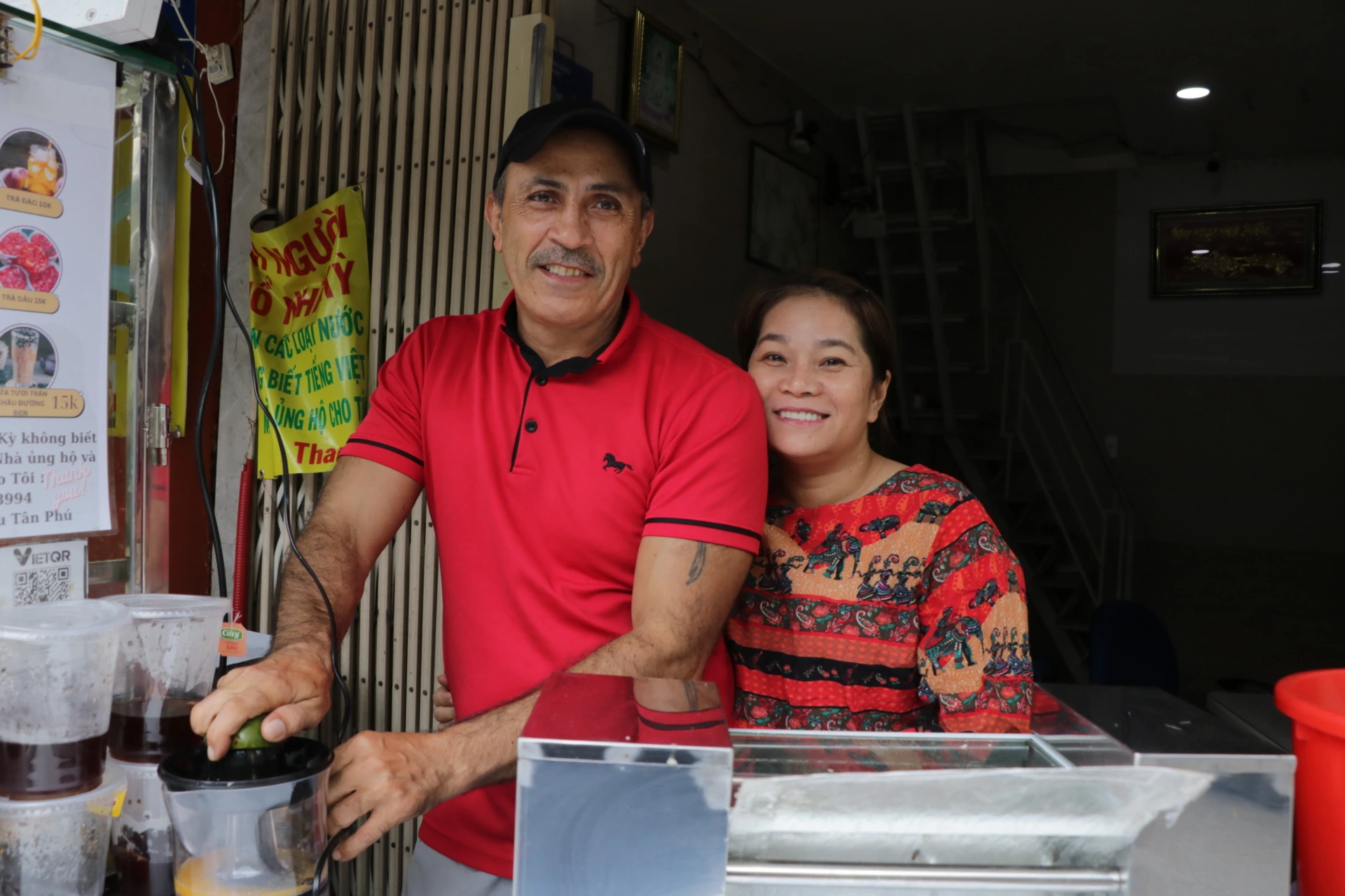 Turkish 'uncle' celebrates Vietnamese New Year for 5 years: Loves going to pagodas and Tet markets