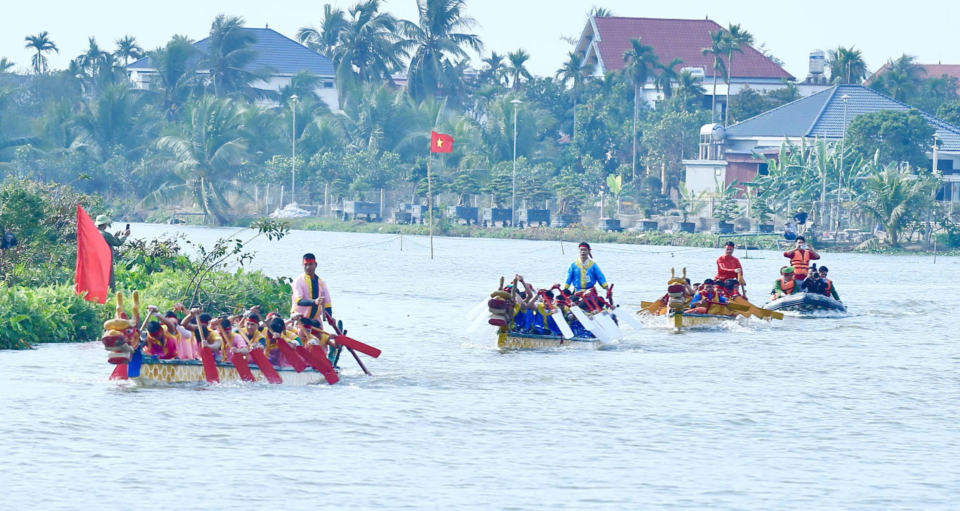 Hai Phong Soi Noi Le Hoi Bo Trai Den Chua Duong am 3. Tag des Tet-Festes, Bild 1