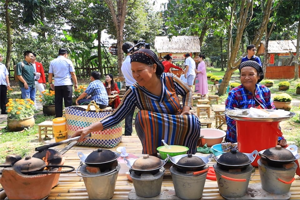 Nghệ nhân trình diễn đặc sản bánh “ha nằm căn” của người Chăm – An Giang.