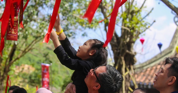 People flock to entertainment venues to pick lucky money, ask for calligraphy... on the third day of Tet