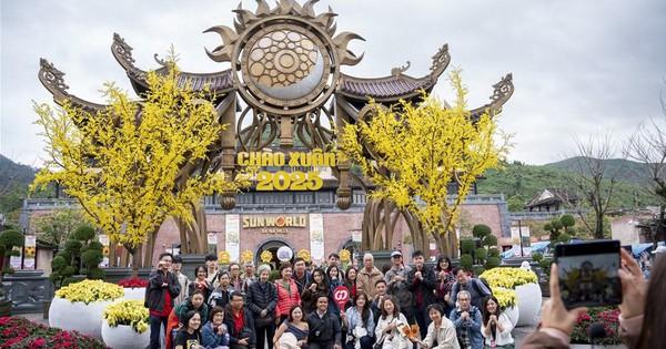 นักท่องเที่ยวนับพันเดินทางมายัง Sun World Ba Na Hills เพื่อท่องเที่ยวในฤดูใบไม้ผลิในช่วงต้นปี 2025