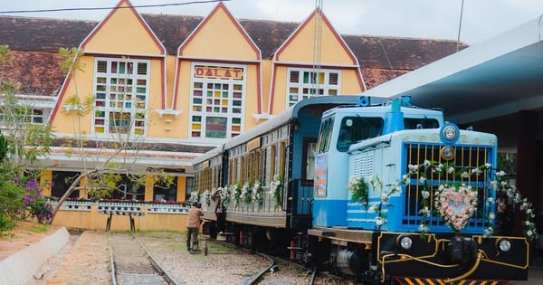 What is attractive about traveling to Da Lat in spring by ancient train?