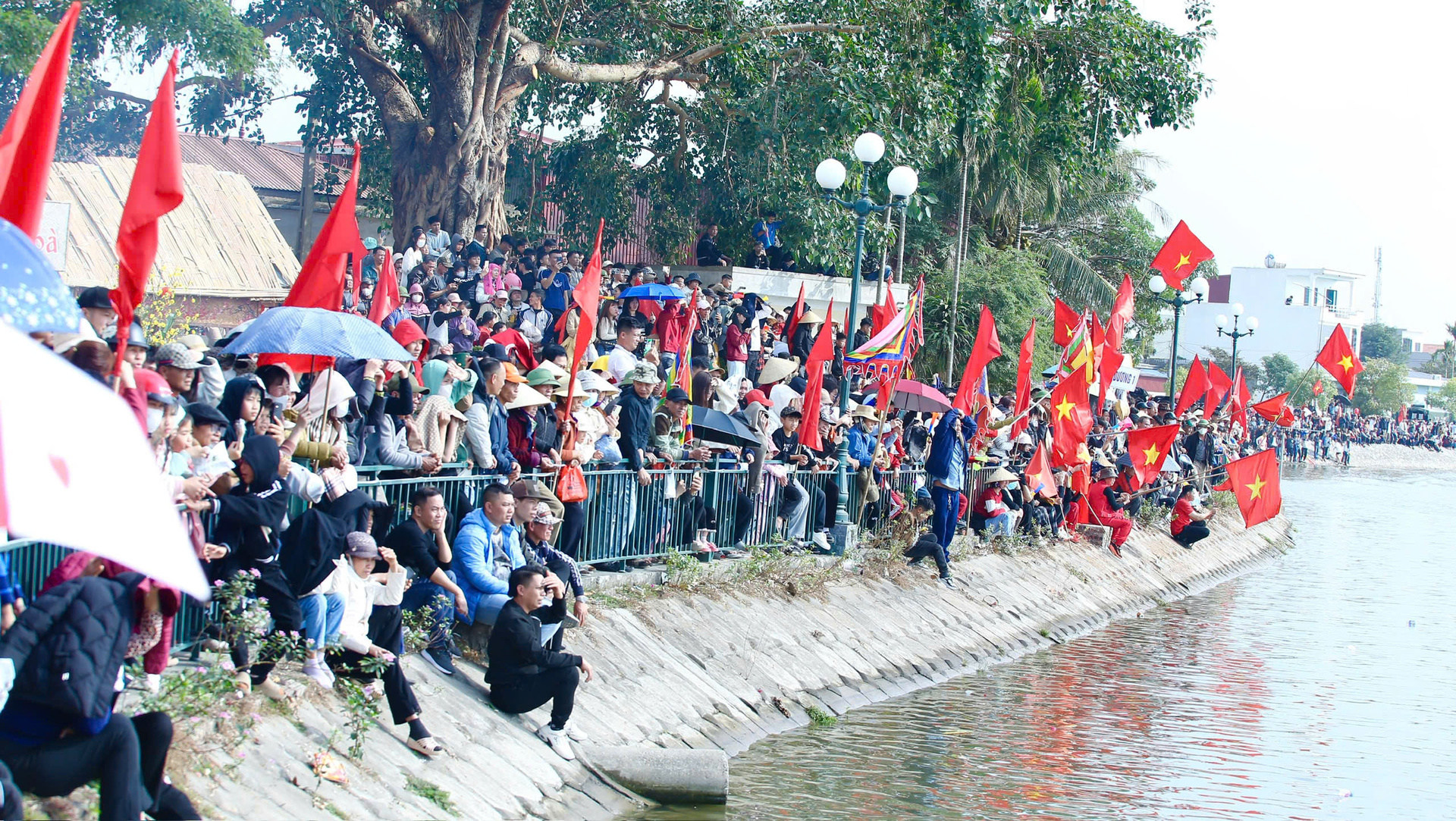 Hai Phong Soi Noi Le Hoi Trai Den Chua Ngo Duong on the 3rd day of Tet picture 2