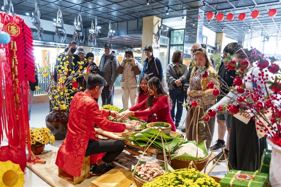 Des milliers de touristes viennent à Sun World Ba Na Hills pour un voyage de printemps au début de 2025 - Photo 9.