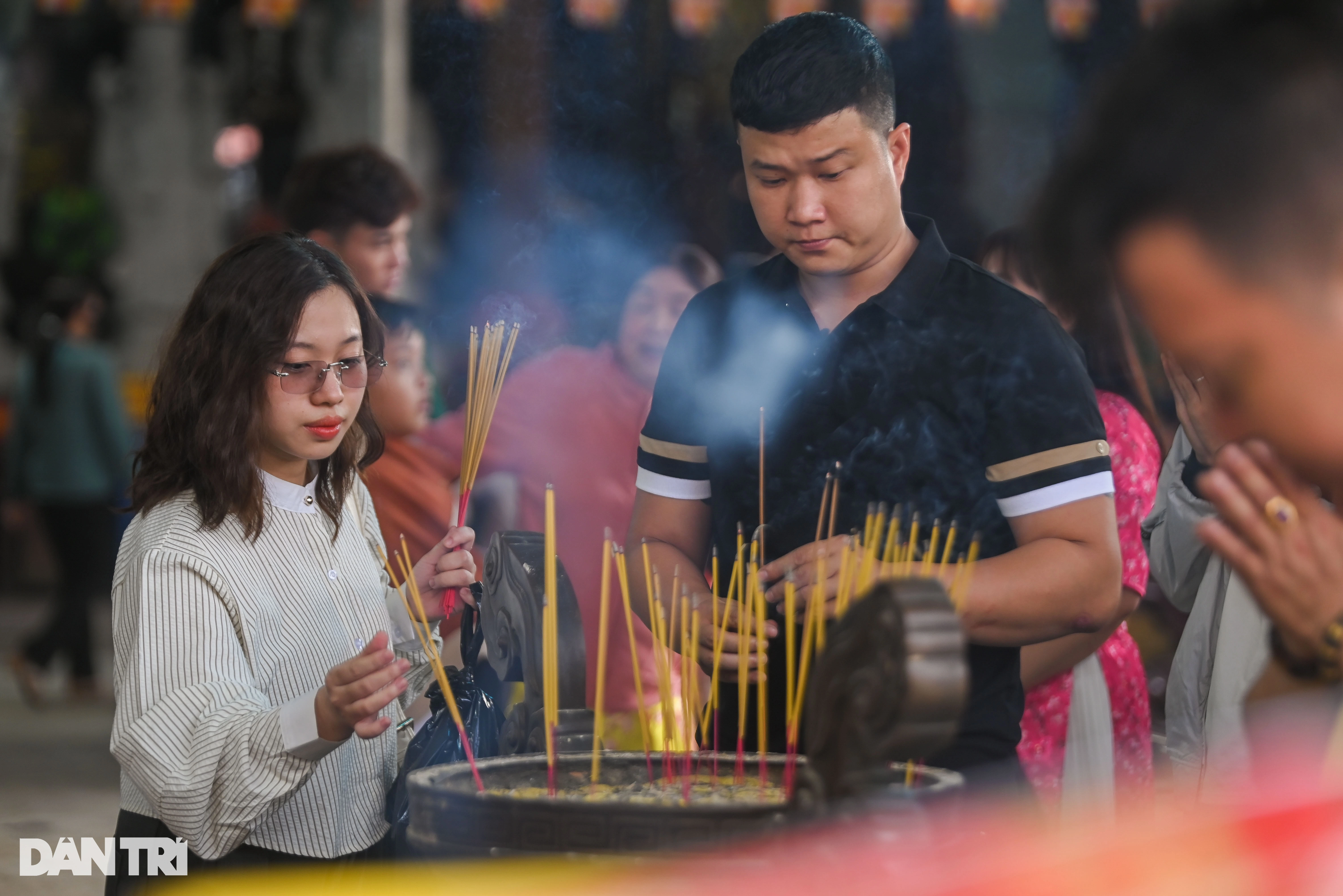 Người dân "vượt sông" và đi hơn 100km để đến chùa ở TPHCM