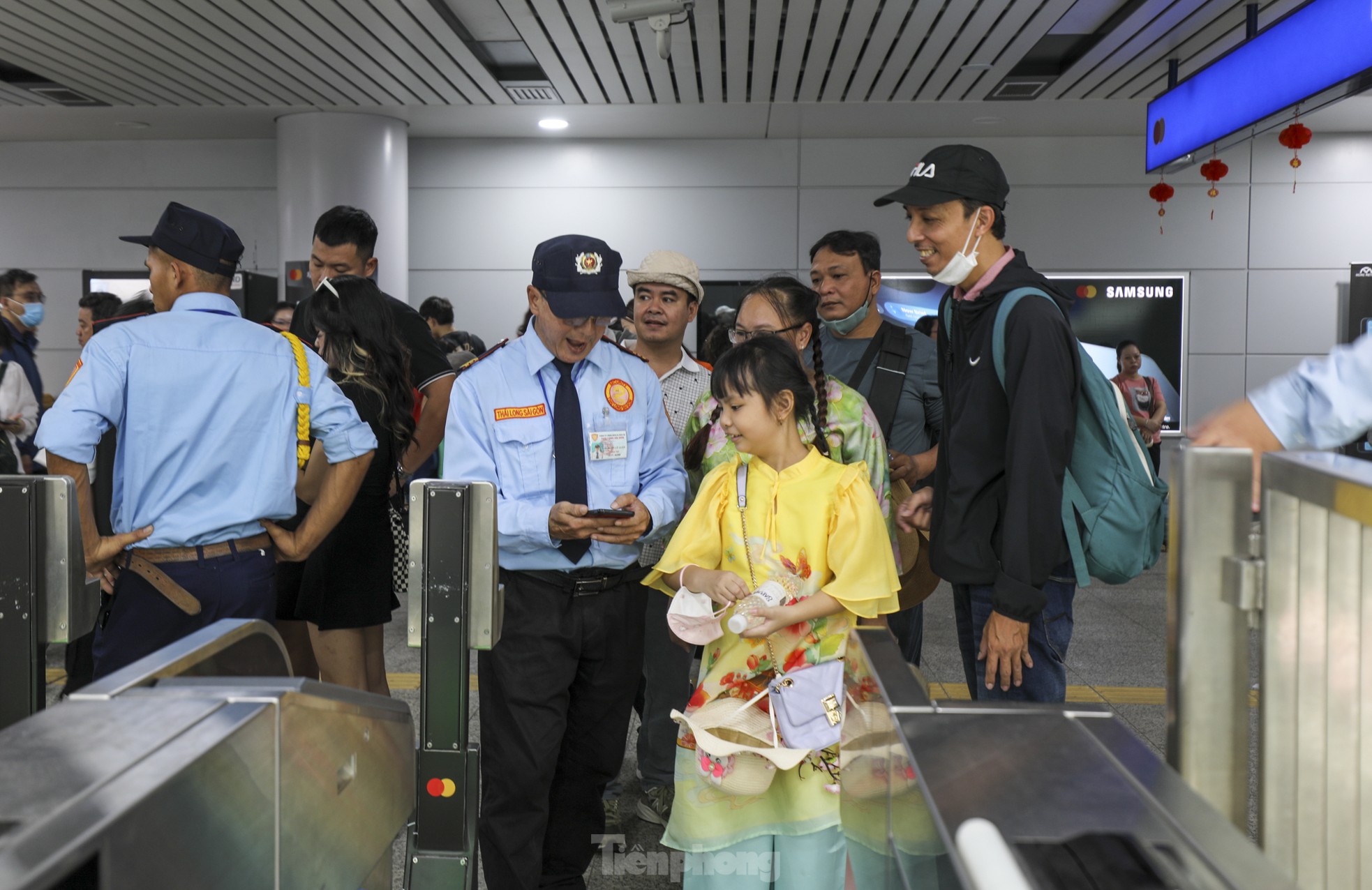旧正月の3日目、ホーチミン市地下鉄に乗るために何時間も待った「人の海」写真13