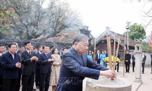 เลขาธิการโตลัมถวายธูปเทียนที่แหล่งโบราณสถานแห่งชาติพิเศษเมืองหลวงโบราณฮัวลู่