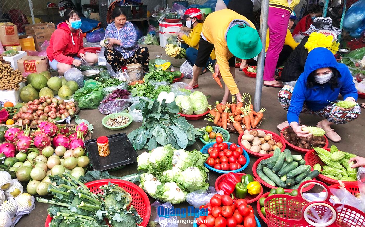 Cảnh mua bán trong ngày đầu năm mới khá nhộn nhịp.