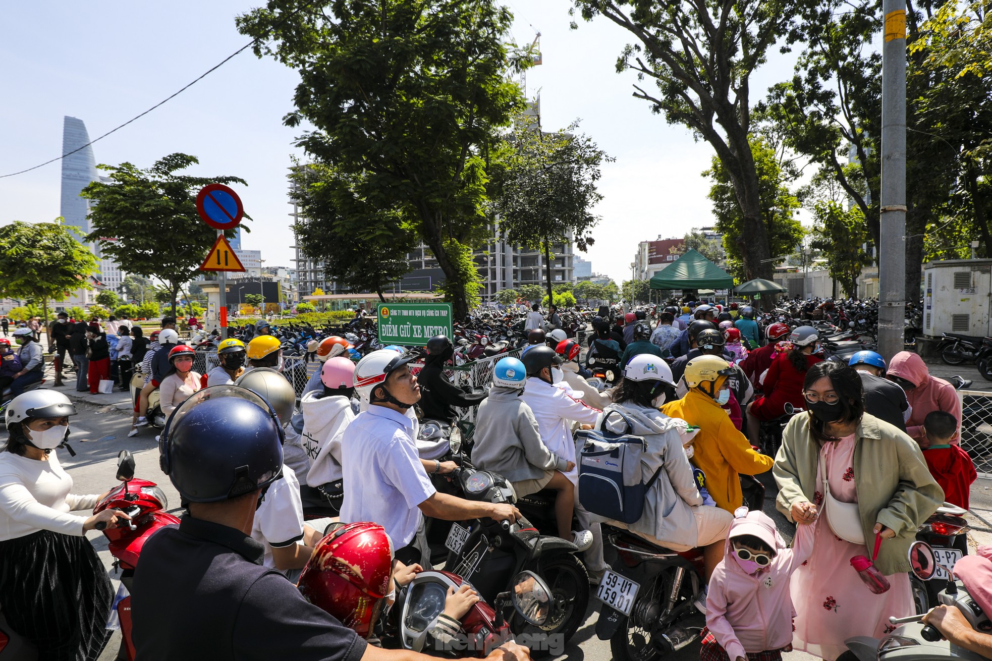 旧正月の3日目、ホーチミン市地下鉄に乗るために何時間も待った「人の海」写真19