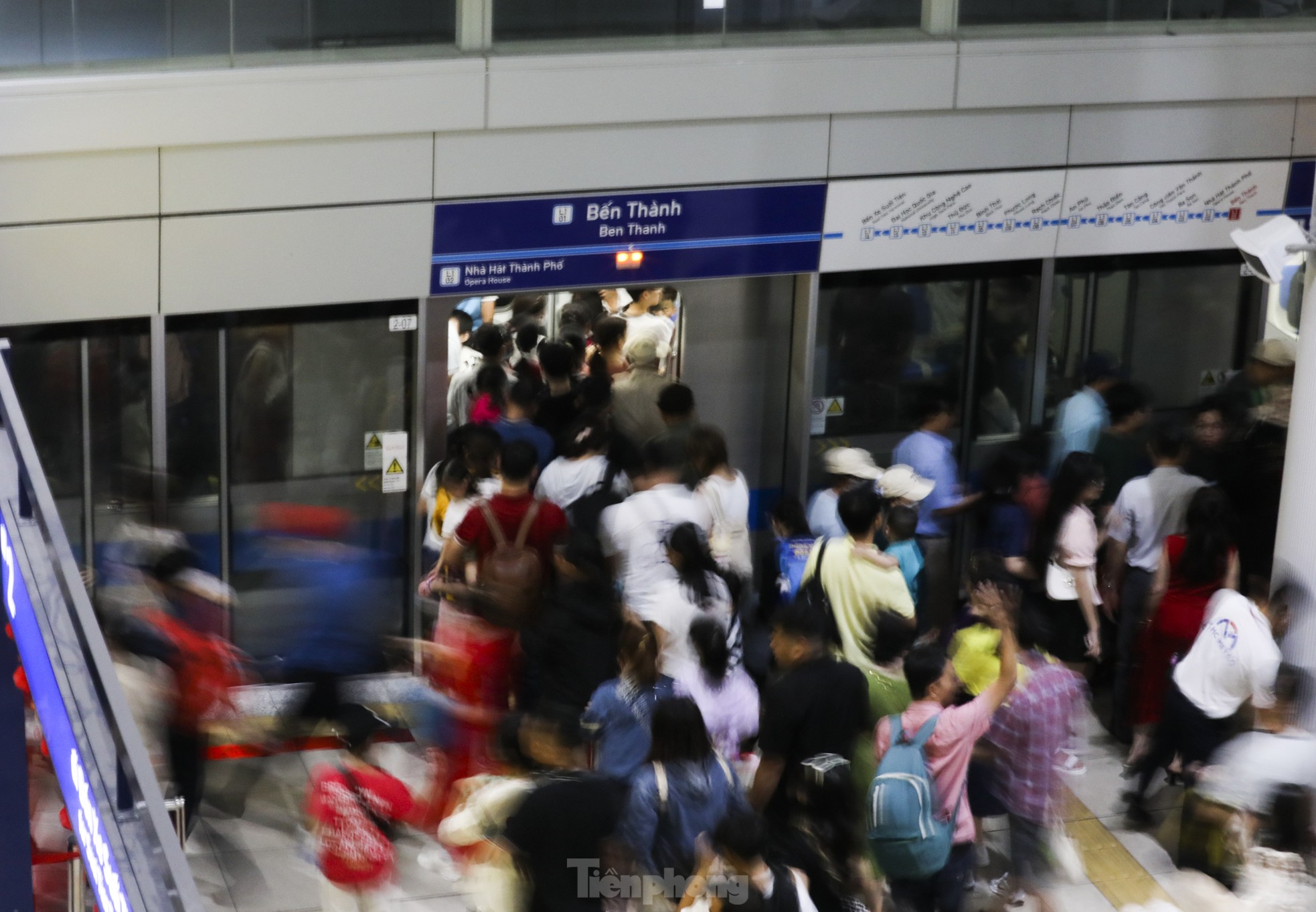旧正月の3日目、ホーチミン市地下鉄に乗るために何時間も待った「人の海」写真15