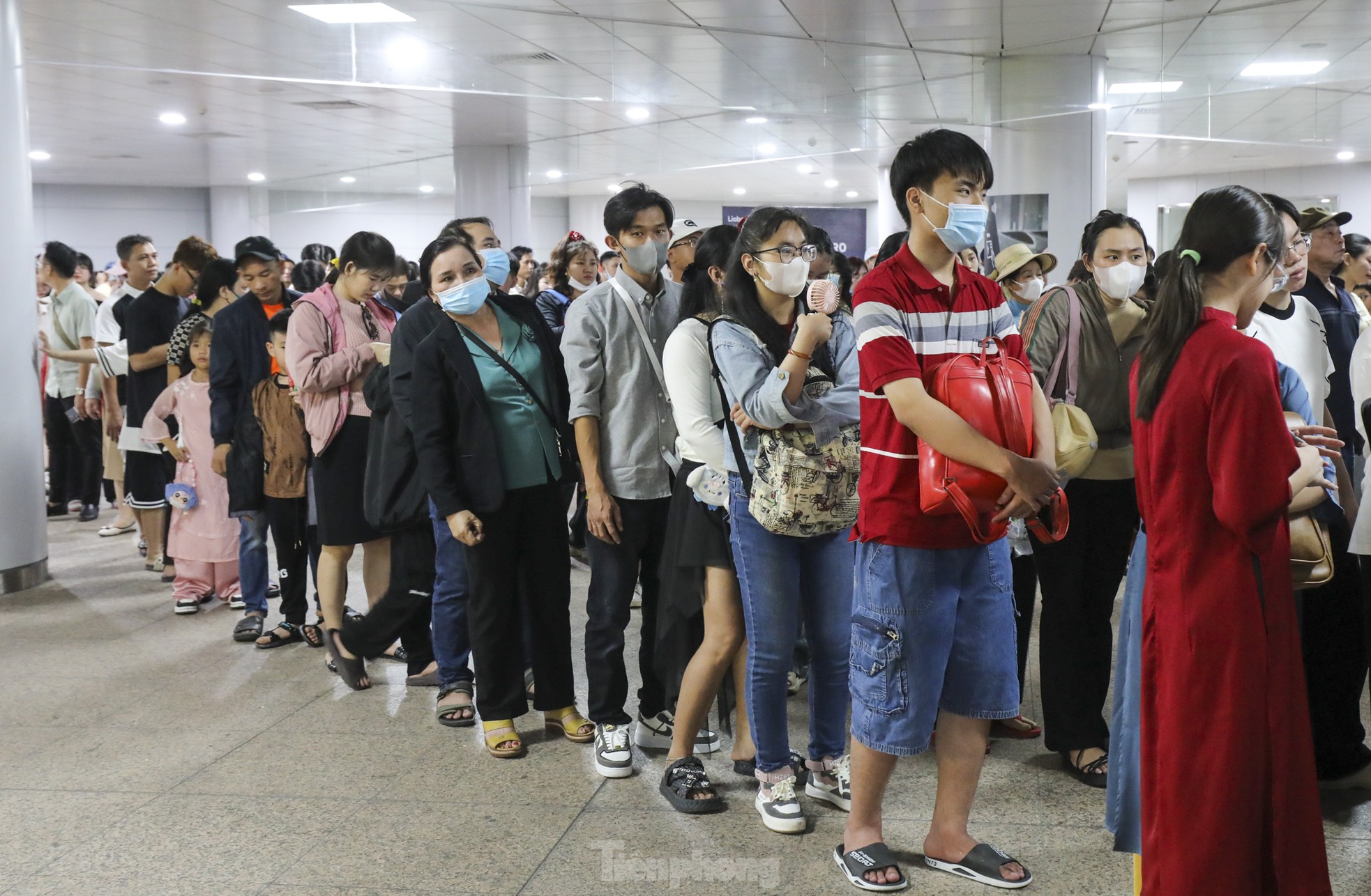 旧正月の3日目、ホーチミン市地下鉄に乗るために何時間も待った「人の海」写真4