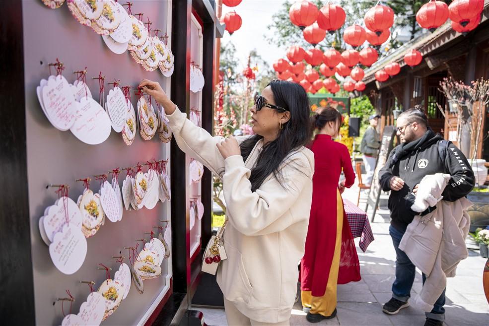 Des milliers de touristes viennent à Sun World Ba Na Hills pour un voyage de printemps au début de 2025 - Photo 10.