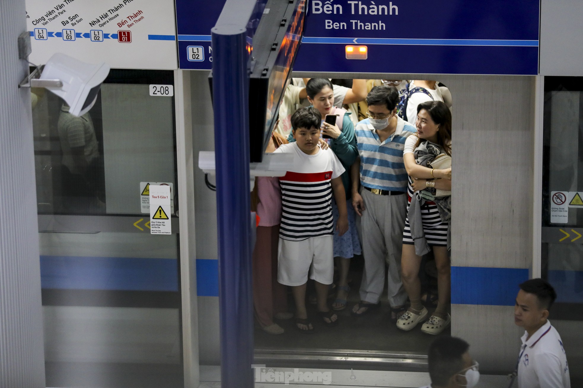旧正月の3日目、ホーチミン市地下鉄に乗るために何時間も待った「人の海」写真14
